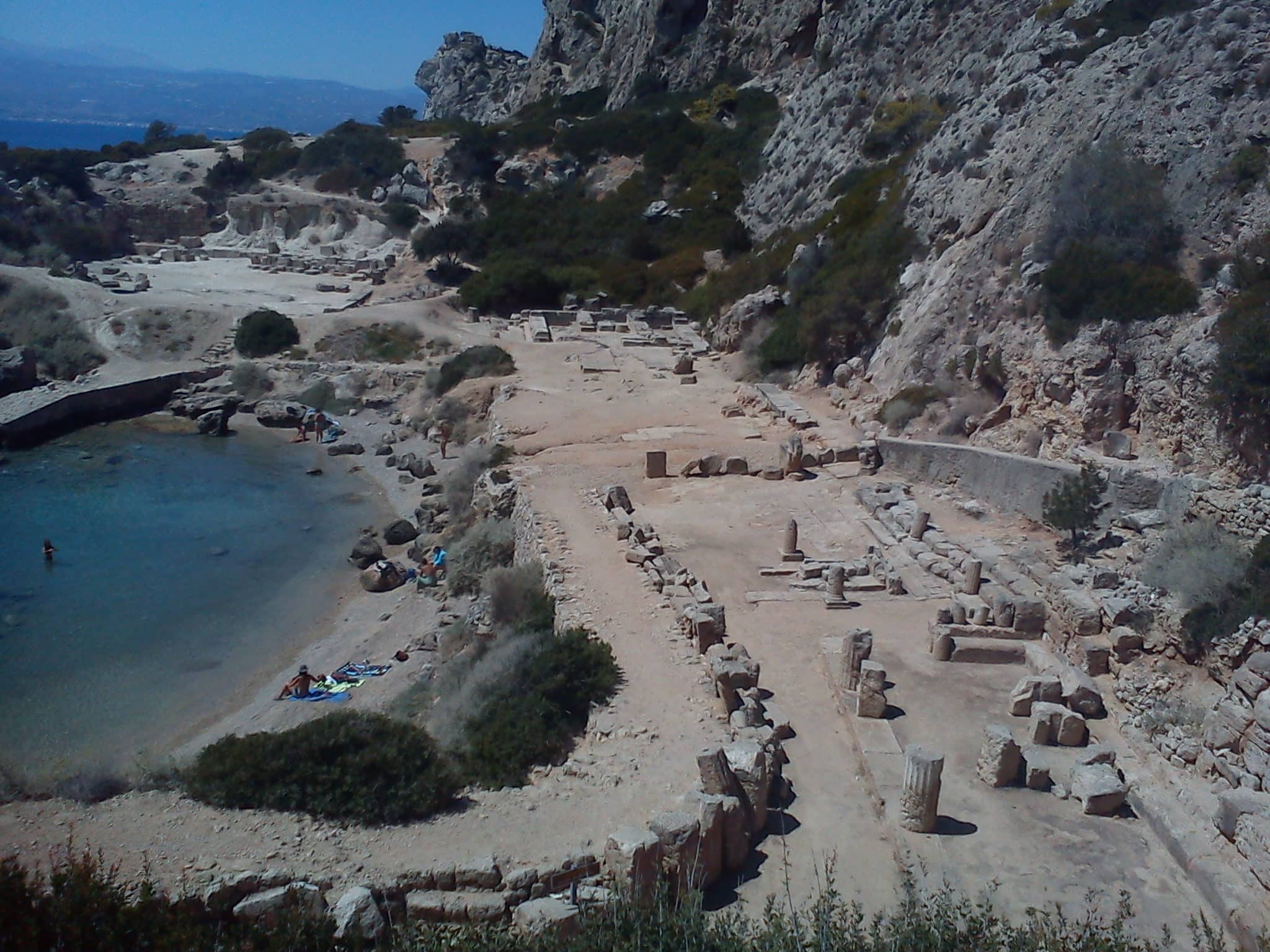 Η μοναδική παραλία στην Πελοπόννησο μέσα στον αρχαιολογικό χώρο!