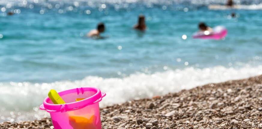 Σε εξοχικό ή σε φίλους και συγγενείς πηγαίνει διακοπές το 56% των Ελλήνων