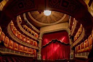 ΟΑΕΔ - ΔΥΠΑ: Έρχονται πάνω από 200.000 voucher για θέατρο