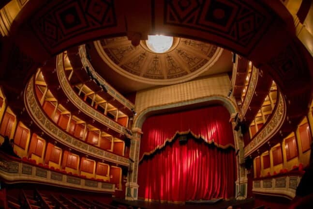 ΟΑΕΔ - ΔΥΠΑ: Έρχονται πάνω από 200.000 voucher για θέατρο