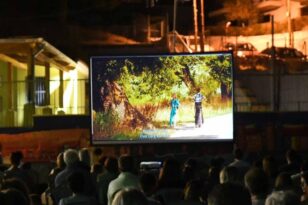 Δημοτικός Κινητός Κινηματογράφος: Η «Ρόκα που αλλάζει τον κόσμο» ταξίδεψε σε Αγυιά και Μιντιλόγλι - Την Τρίτη 12 Ιουλίου η ταινία «Κομμώσεις Ρόμι»
