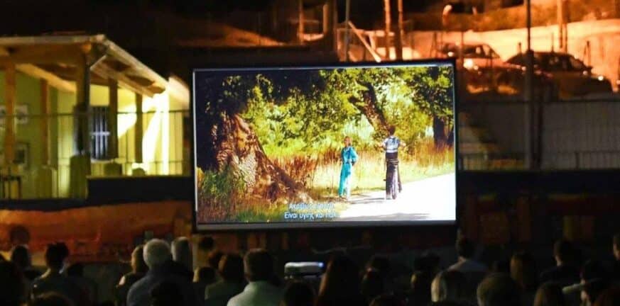 Δημοτικός Κινητός Κινηματογράφος: Η «Ρόκα που αλλάζει τον κόσμο» ταξίδεψε σε Αγυιά και Μιντιλόγλι - Την Τρίτη 12 Ιουλίου η ταινία «Κομμώσεις Ρόμι»