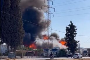Φωτιά στον Ασπρόπυργο: Μήνυμα 112 για τους πυκνούς καπνούς – Τι προβληματίζει τους πυροσβέστες