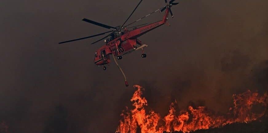 Φωτιά στους Αγίους Θεοδώρους - Και εναέρια μέσα στη μάχη