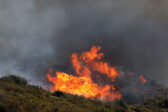 Πύργος: Δύο πύρινες εστίες στην Σπιάτζα - Παραλίγο να καεί πυροσβεστικό – Απομακρύνονται κάτοικοι