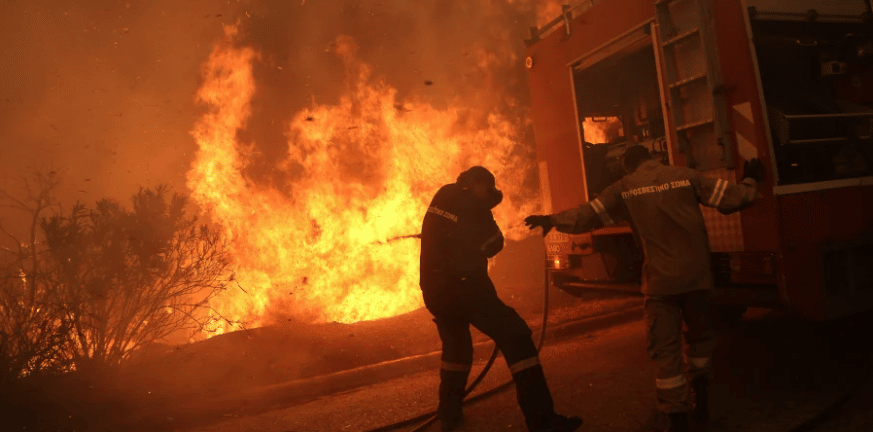 Φωτιά στην Πεντέλη: Βίντεο ντοκουμέντο με έκρηξη στην Παλλήνη