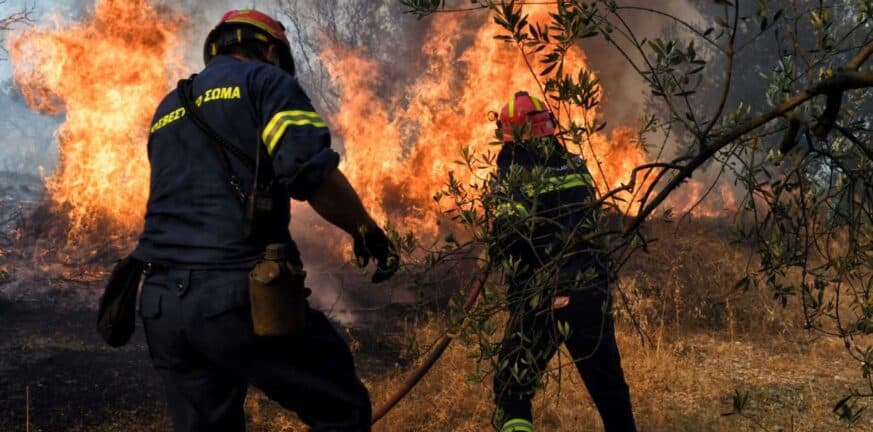 Φωτιά στο Διαλεκτό Καβάλας: Τραυματίστηκαν δύο πυροσβέστες