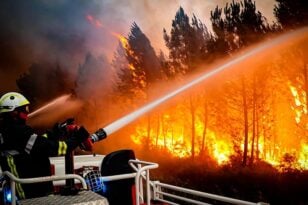 Γαλλία: Εξαπλώνεται το πύρινο μέτωπο - Μάχη με τις φλόγες και τα ελληνικά Canadair