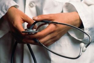Προσωπικός γιατρός: Από σήμερα εγγραφές και στα φαρμακεία - Tο πρόβλημα με τα κινητά