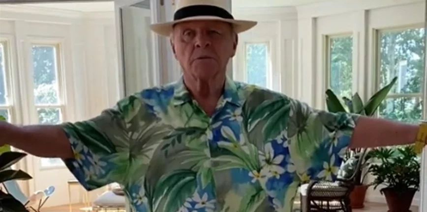 Viral ο Άντονι Χόπκινς: Χορεύει στα 84 με χαβανέζικο πουκάμισο στο TikTok - BINTEO