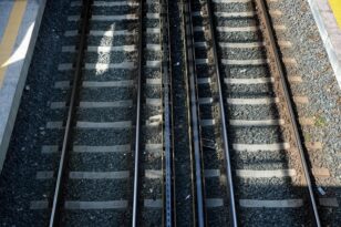 Μοναστηράκι: 6χρονο τραυματίστηκε στον ΗΣΑΠ – Έπεσε στο κενό και βρέθηκε κάτω από το τρένο