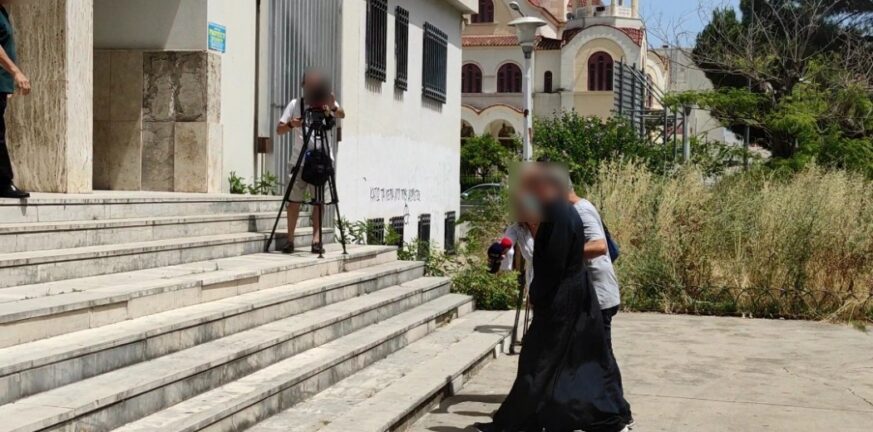 Συγκλονίζουν οι καταθέσεις των κοριτσιών που κατηγορούν για βιασμό τον ιερέα από το Αγρίνιο
