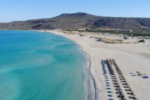Road trip στην Πελοπόννησο: Οι 4+1 παραλίες με τα ειδυλλιακά, ζεστά νερά που πρέπει να απολαύσεις (βίντεο)