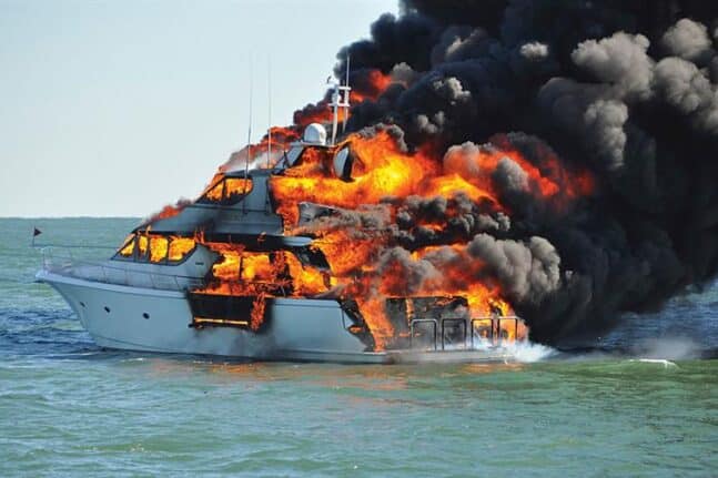 Ναύπλιο: «Άρπαξε» φωτιά σκάφος στο Τολό - ΦΩΤΟ