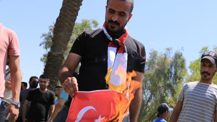 Ιράκ: Εθνικό πένθος για την πολύνεκρη επίθεση σε πάρκο αναψυχής στο Ζάχο - Διαδηλωτές έκαψαν τουρκικές σημαίες