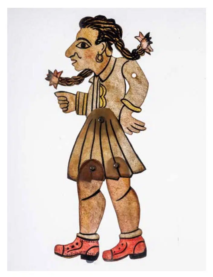 Ο Κώστας Μακρής συντηρεί φιγούρες Καραγκιόζη 100 χρόνων και μας παρουσιάζει τον ξυπόλυτο ήρωα ως «Αν-Ιχνευτή» στο Ναύπλιο