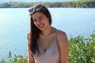 Καρολάιν Κράουτς: Σήμερα θα γινόταν 21 ετών - Αφήνουν κεριά στο μνήμα της στην Αλόννησο - ΦΩΤΟ