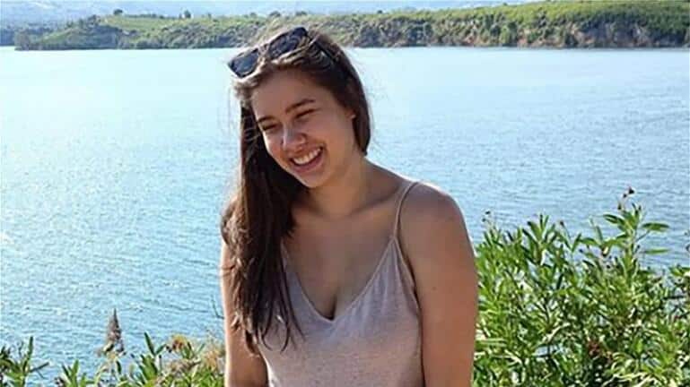 Καρολάιν Κράουτς: Σήμερα θα γινόταν 21 ετών - Αφήνουν κεριά στο μνήμα της στην Αλόννησο - ΦΩΤΟ