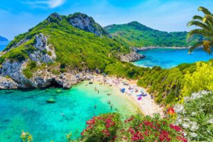 Η διπλή παραλία της Ελλάδας με τα κρυστάλλινα και εξωτικά νερά!