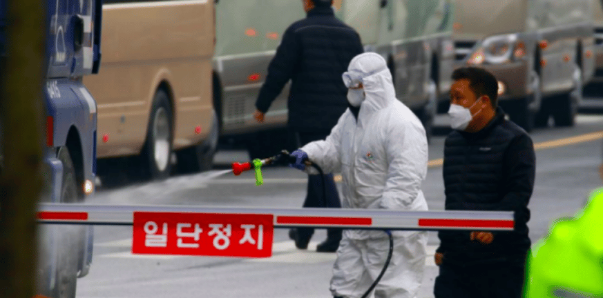 Β. Κορέα: Κατηγορούν τα «ξένα αντικείμενα» για το ξέσπασμα της covid-19 στη χώρα
