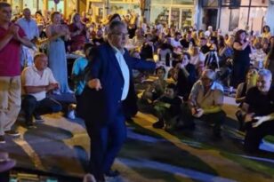 Κουτσούμπας: Ο γ.γ του ΚΚΕ χόρεψε στη Μακρακώμη το βαρύ ζεϊμπέκικο «Της γερακίνας γιος»