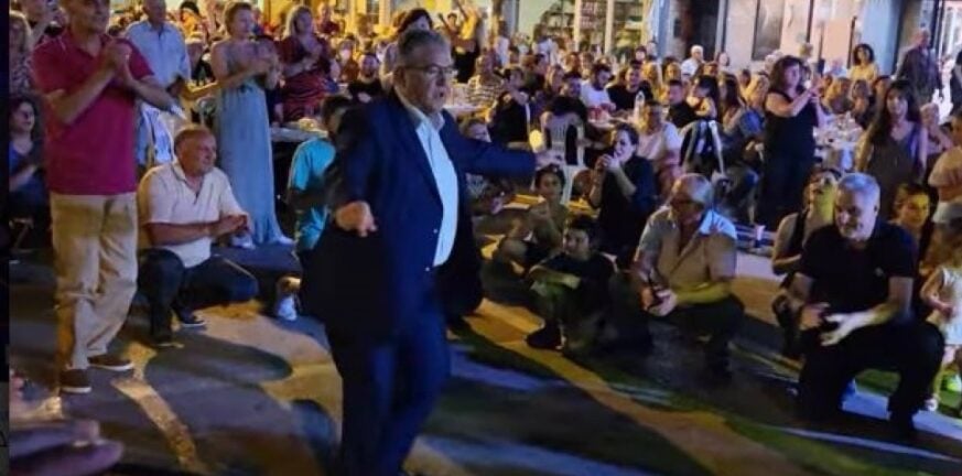 Κουτσούμπας: Ο γ.γ του ΚΚΕ χόρεψε στη Μακρακώμη το βαρύ ζεϊμπέκικο «Της γερακίνας γιος»