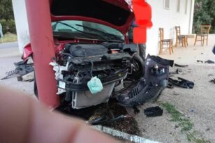 Τροχαίο στο Κιάτο: Αυτοκίνητο «καρφώθηκε» σε εκκλησία ΦΩΤΟ - ΒΙΝΤΕΟ