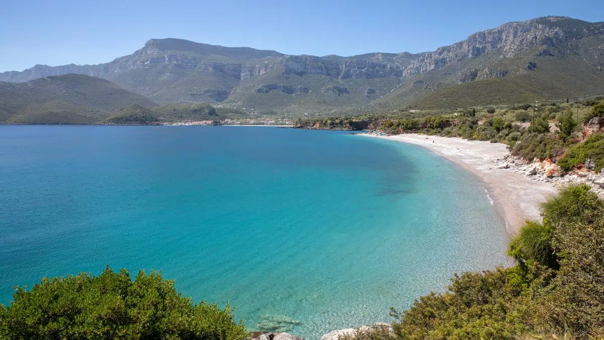 Διακοπές στην Πελοπόννησο: 5 παραλίες όνειρο και 5 παραθαλάσσια μαγευτικά χωριά