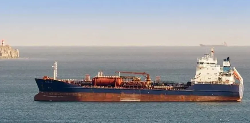 Δεξαμενόπλοιο «LAΝA» - Πειραιάς: Οι Λιμενικές Αρχές περιμένουν να ενημερωθούν για μετάγγιση του φορτίου από πλοίο σε πλοίο