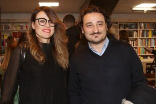 Ο Αιγιώτης Βασίλης Χαραλαμπόπουλος και η σύζυγός του ανέμελοι και χαμογελαστοί στη Μήλο
