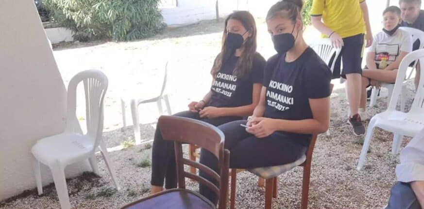Φωτιά στο Μάτι: Με μαύρες μπλούζες στο μνημόσυνο για τους 102 νεκρούς