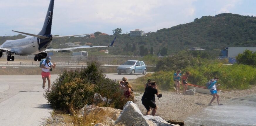 Σκιάθος: Βίντεο που η τουρίστρια εκτοξεύεται στη θάλασσα από τουρμπίνα αεροπλάνου στο αεροδρόμιο