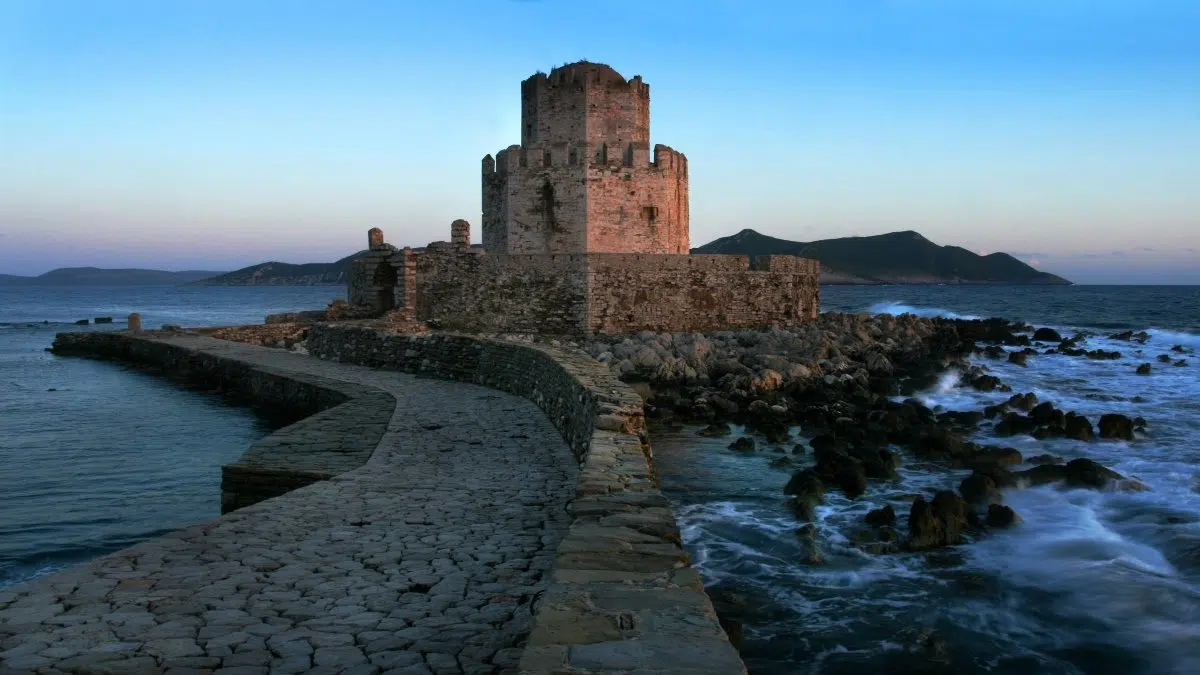Διακοπές στην Πελοπόννησο: 5 παραλίες όνειρο και 5 παραθαλάσσια μαγευτικά χωριά