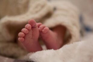 Ιταλία: Άφησε μόνο στο σπίτι το 18 μηνών μωρό για να πάει διακοπές – Το κοριτσάκι πέθανε από ασιτία ΒΙΝΤΕΟ