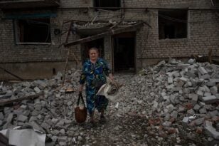 Πόλεμος στην Ουκρανία: Οι Ρώσοι σφυροκοπούν την περιοχή γύρω από το Χάρκοβο – 18 νεκροί από τον βομβαρδισμό πολυκατοικίας