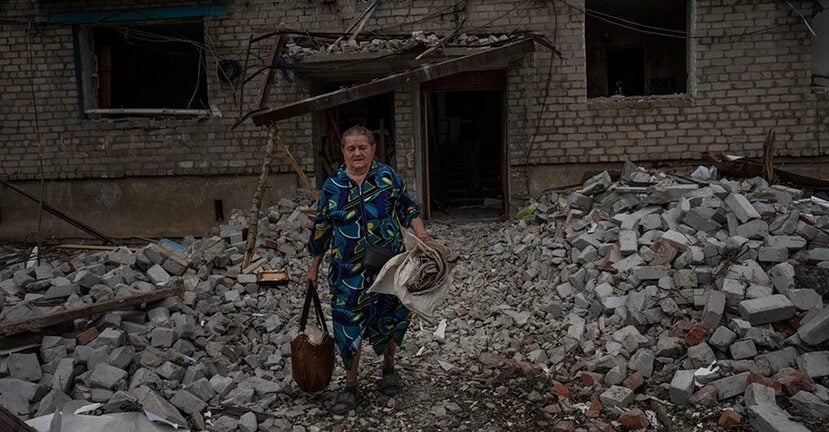Πόλεμος στην Ουκρανία: Οι Ρώσοι σφυροκοπούν την περιοχή γύρω από το Χάρκοβο – 18 νεκροί από τον βομβαρδισμό πολυκατοικίας