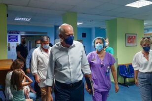 Περιοδεία Παπανδρέου - Πάτρα: Είδε «ανασφαλή» νοσοκομεία, θυμήθηκε το παλιό ΕΣΥ