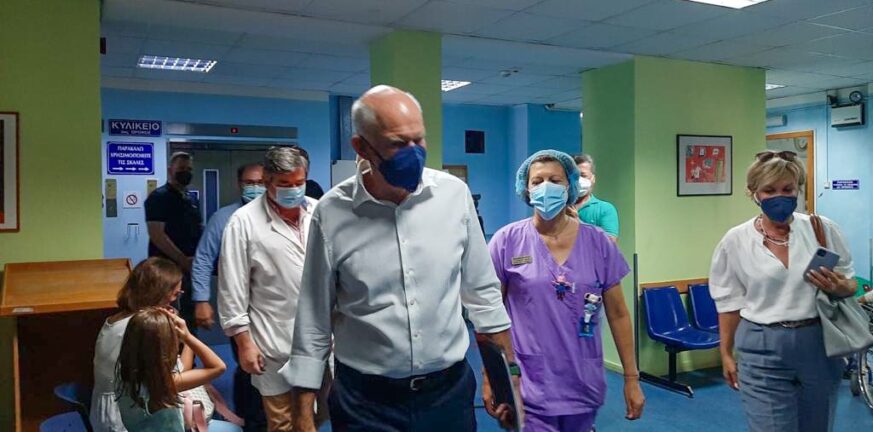 Περιοδεία Παπανδρέου - Πάτρα: Είδε «ανασφαλή» νοσοκομεία, θυμήθηκε το παλιό ΕΣΥ