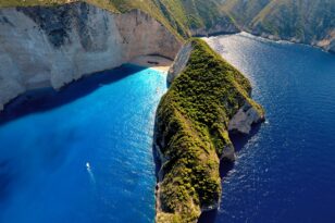 Οι καλύτερες παραλίες στην Ελλάδα για το 2023 σύμφωνα με το περιοδικό Vogue