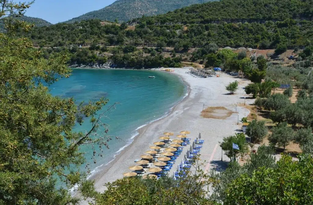 8 παραλίες της Πελοποννήσου που λίγοι γνωρίζουν: Μικροί παράδεισοι μακριά από την πολυκοσμία 8 παραλίες της Πελοποννήσου που λίγοι γνωρίζουν: Μικροί παράδεισοι μακριά από την πολυκοσμία