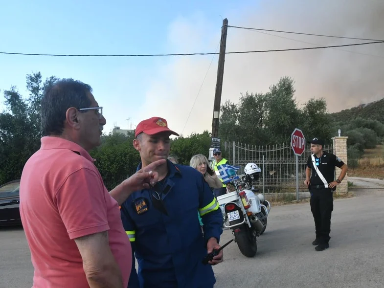 Πάτρα: Ο Κώστας Πελετίδης στο μέτωπο της Πυρκαγιάς στην Καλλιθέα -ΦΩΤΟ