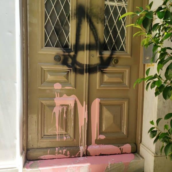 Οικονόμου: «Θρασύδειλοι τραμπούκοι επιτέθηκαν στο σπίτι του υφυπουργού Νικόλα Γιατρομανωλάκη» - ΦΩΤΟ