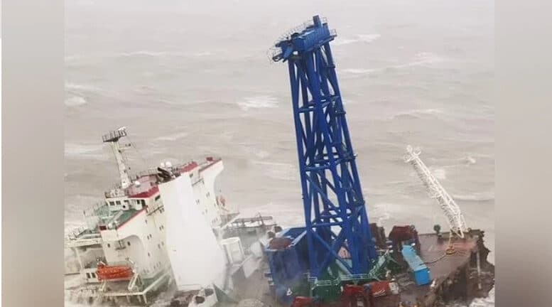 Χονγκ Κονγκ: Τεράστιο πλοίο έσπασε στη μέση και βυθίστηκε – Δεκάδες αγνοούμενοι