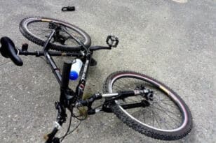 Πάτρα: Τροχαίο με τραυματισμό στην Ηρώων Πολυτεχνείου - Σύγκρουση ποδηλάτου με μηχανή