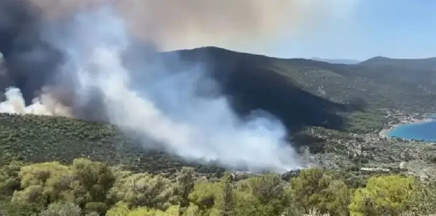 Πόρτο Γερμενό: Εκτός ελέγχου η πύρινη λαίλαπα - Πνέουν ισχυροί άνεμοι στη περιοχή ΒΙΝΤΕΟ