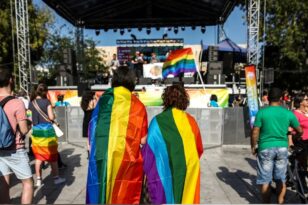 Bloomberg: Η Ελλάδα στηρίζει εμπράκτως τα δικαιώματα της ΛΟΑΤΚΙ+ κοινότητας