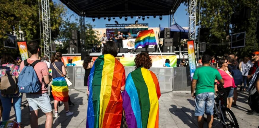Bloomberg: Η Ελλάδα στηρίζει εμπράκτως τα δικαιώματα της ΛΟΑΤΚΙ+ κοινότητας
