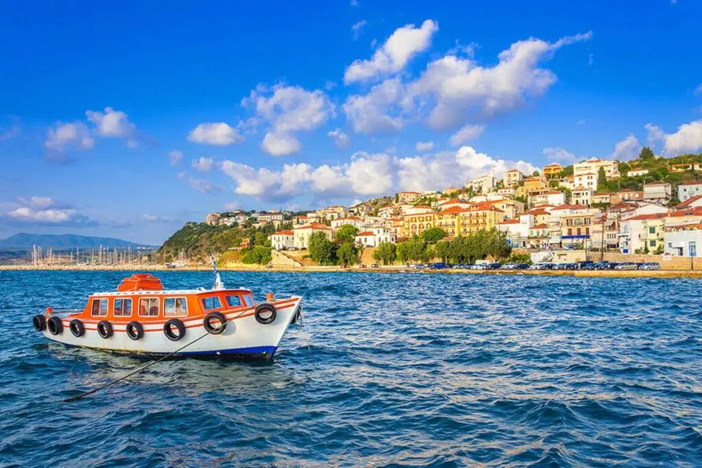 Από τις «χρυσές» Κυκλάδες στην αυθεντική Ήπειρο: Ο χάρτης των τιμών για τις φετινές καλοκαιρινές διακοπές Από τις «χρυσές» Κυκλάδες στην αυθεντική Ήπειρο: Ο χάρτης των τιμών για τις φετινές καλοκαιρινές διακοπές