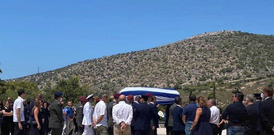 Πτώση ελικοπτέρου στη Σάμο: Θρήνος στην κηδεία του Έλληνα που σκοτώθηκε - Ο σπαραγμός της μητέρας του