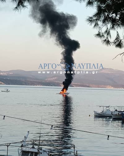 Ναύπλιο: «Άρπαξε» φωτιά σκάφος στο Τολό - ΦΩΤΟ